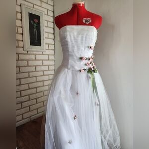 Jessica McClintock For Gunne Sax White Formal Dress Featuring Satin Lining